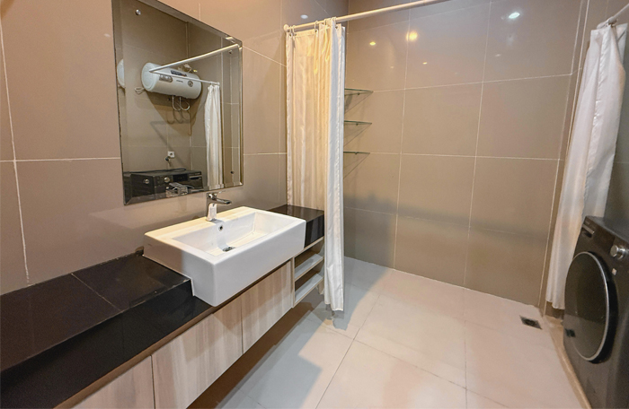 Azalea Suites kamar mandi pertama